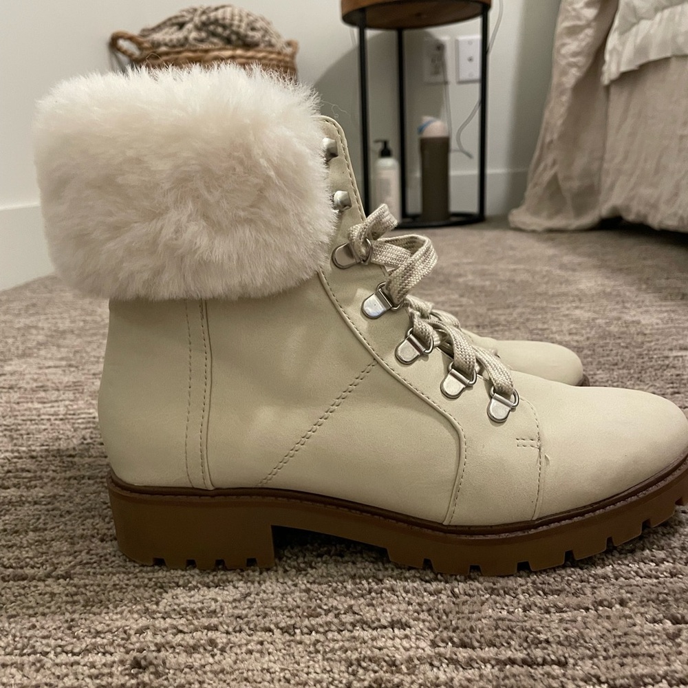 Great condition white snow boots!